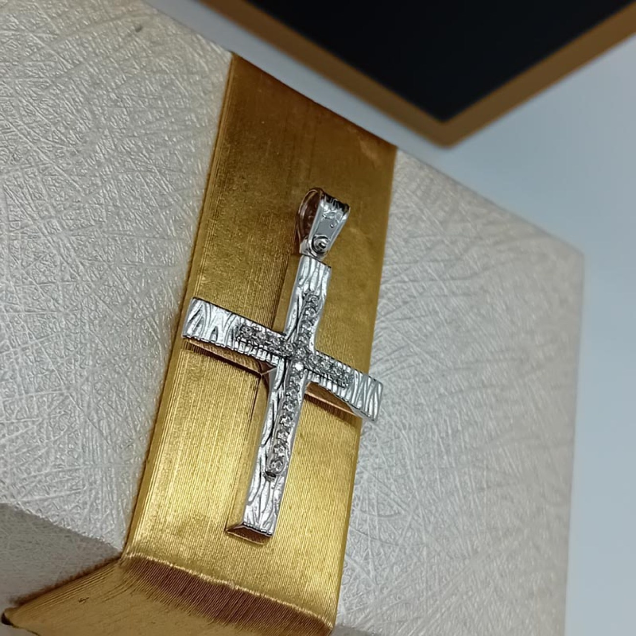 Λευκόχρυσος σταυρός Κ9 με ζιργκόν και χάραξη